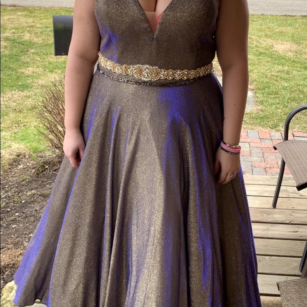 Gorgeous sparking prom dress.